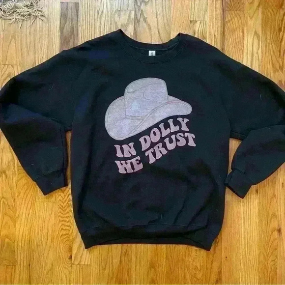 Gildan In Dolly We Trust Pink Hat Black Sweatshirt Size M Heavy Blend Country - Picture 4 of 8
